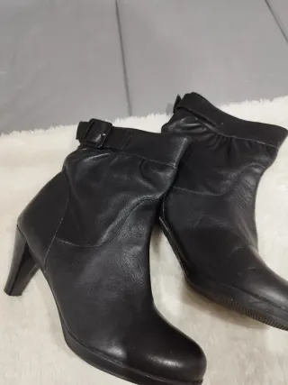 Botines de piel negros con hebilla