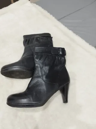 Botines de piel negros con hebilla