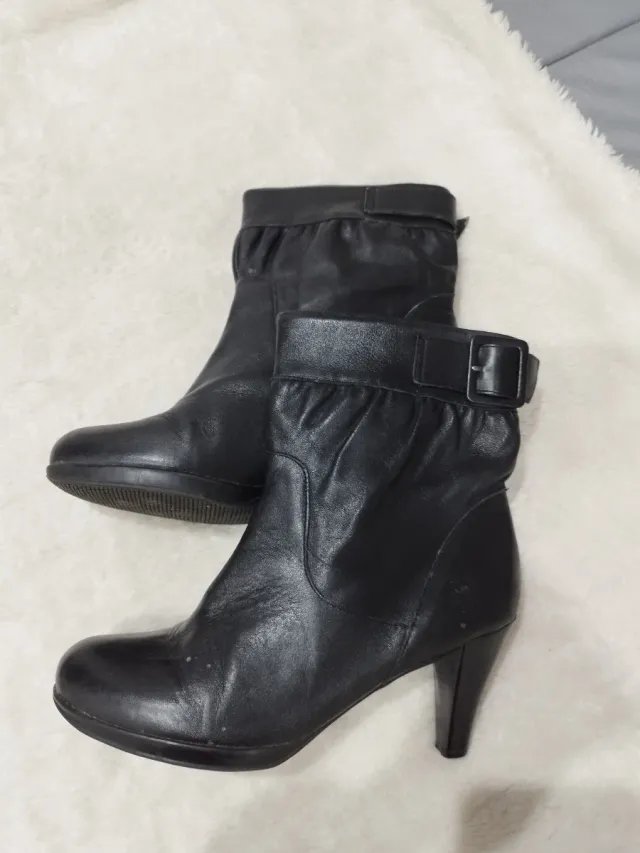 Botines de piel negros con hebilla