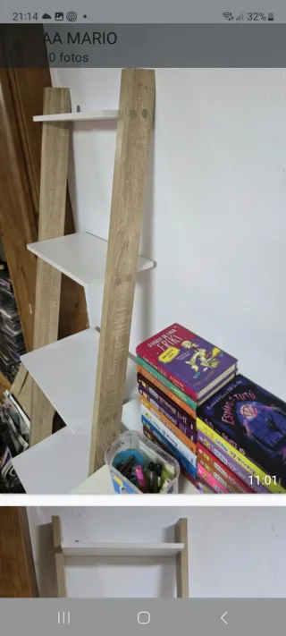 Estantería blanca y madera