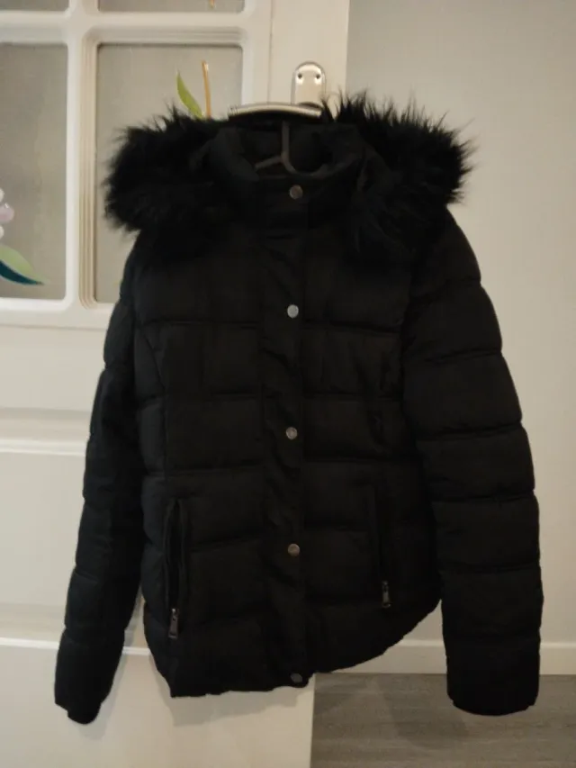 Chaqueta acolchada con capucha de pelo