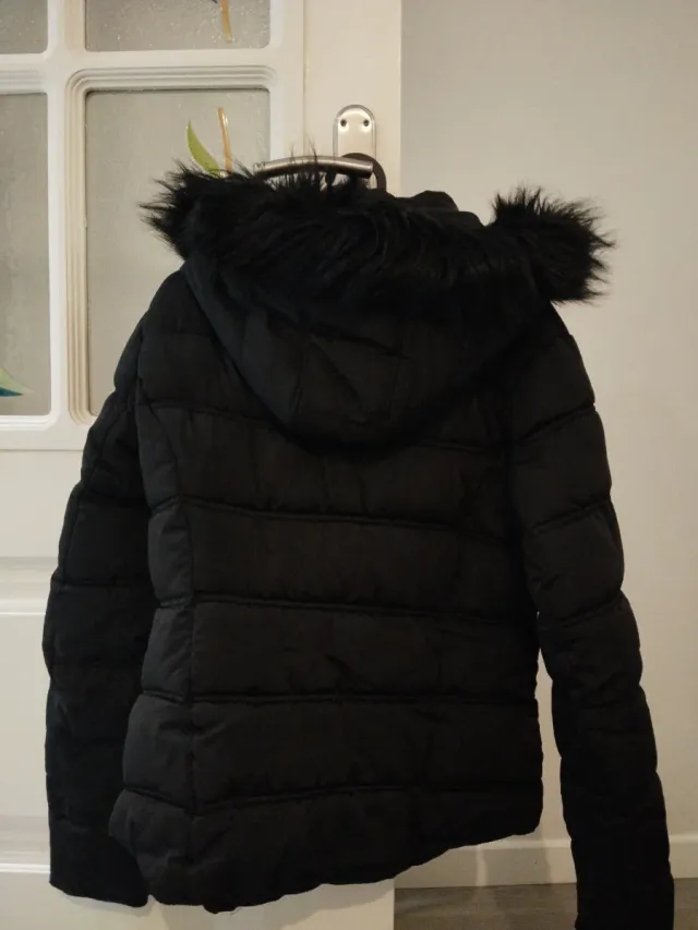 Chaqueta acolchada con capucha de pelo