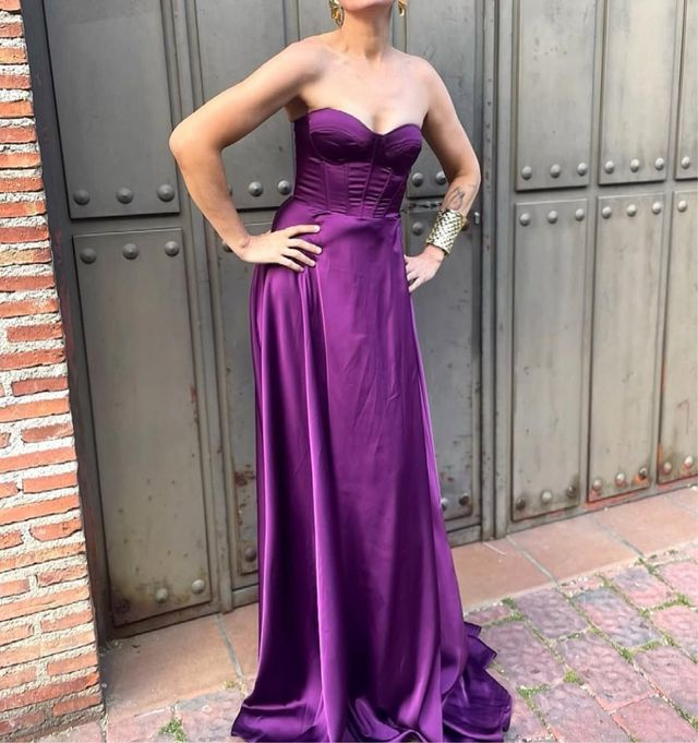 Vestido largo morado de fiesta con cuerpo corsé.