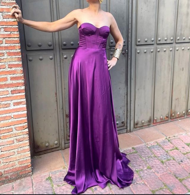 Vestido largo morado de fiesta con cuerpo corsé.