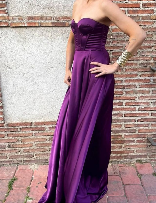 Vestido largo morado de fiesta con cuerpo corsé.