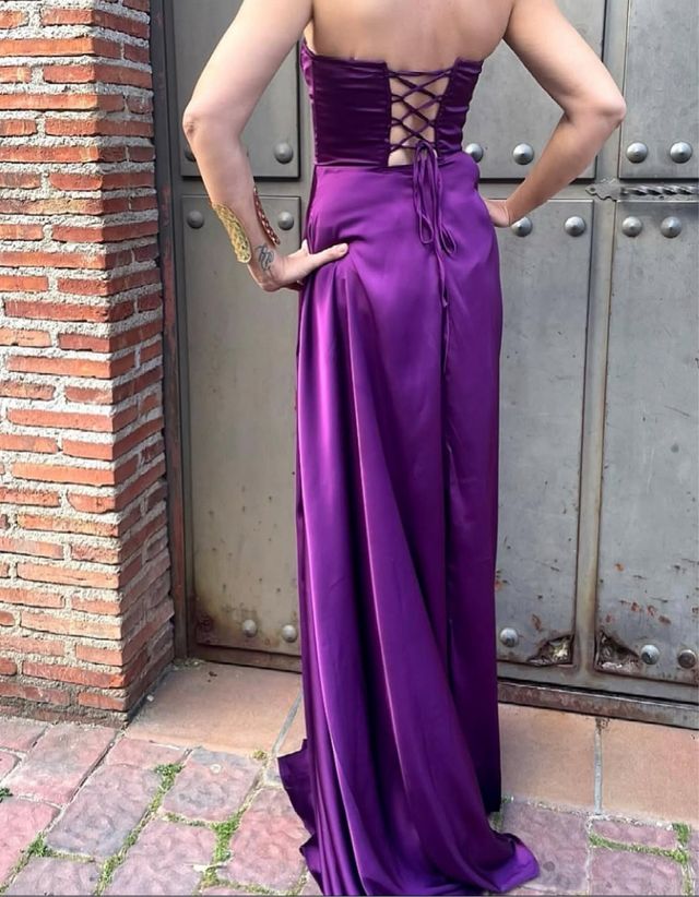 Vestido largo morado de fiesta con cuerpo corsé.