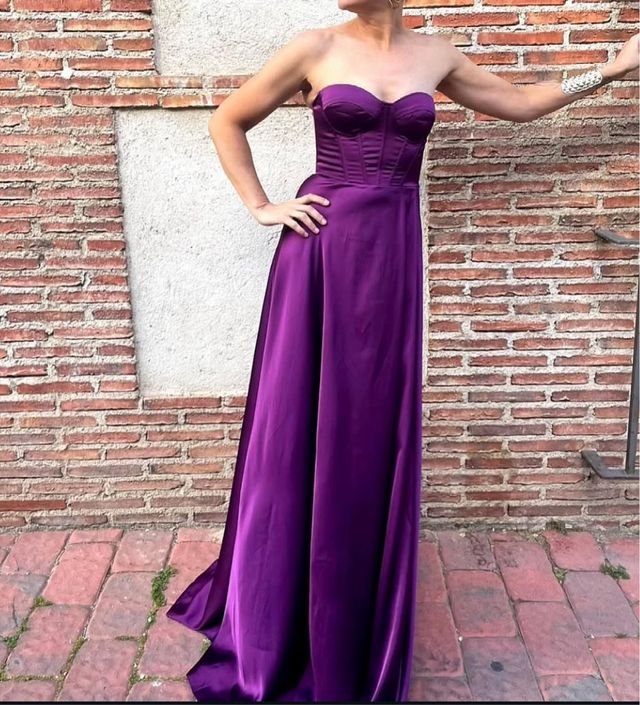 Vestido largo morado de fiesta con cuerpo corsé.