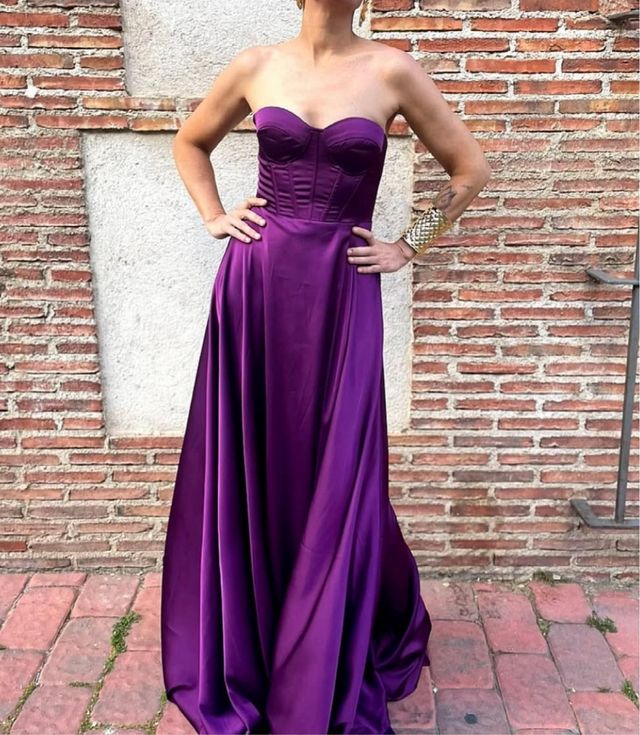 Vestido largo morado de fiesta con cuerpo corsé.