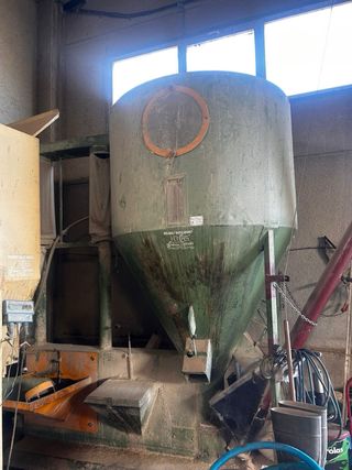 Molino de pienso y mezcladora