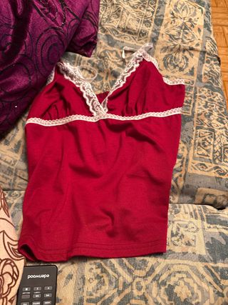 Camiseta roja con encaje