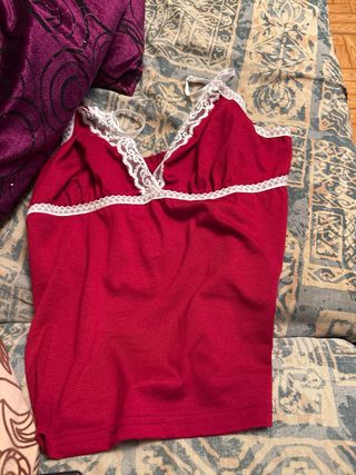 Camiseta roja con encaje