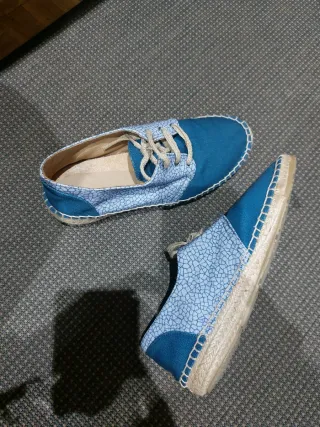 Alpargatas azules con cordones