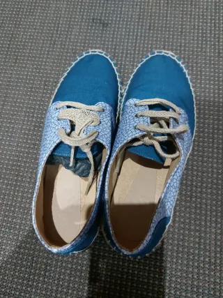 Alpargatas azules con cordones