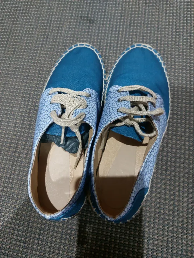 Alpargatas azules con cordones