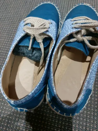 Alpargatas azules con cordones