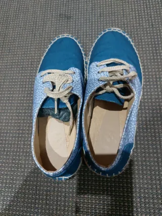 Alpargatas azules con cordones