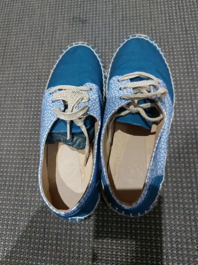 Alpargatas azules con cordones