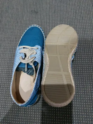 Alpargatas azules con cordones