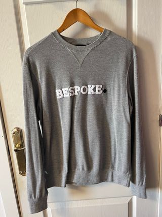 Sudadera gris con logo BESPOKE