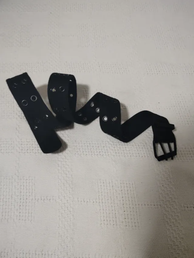 Cinturón negro con ojales