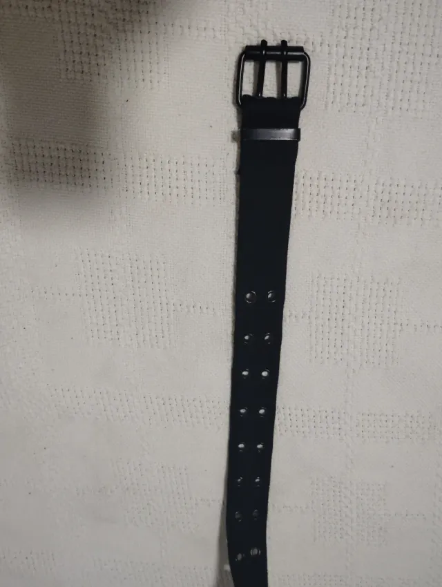 Cinturón negro con ojales