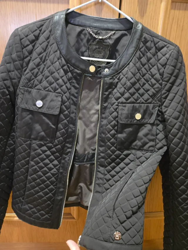 Cazadora Massimo Dutti acolchada negra T.XS