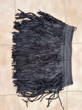 Falda negra de flecos de Mango