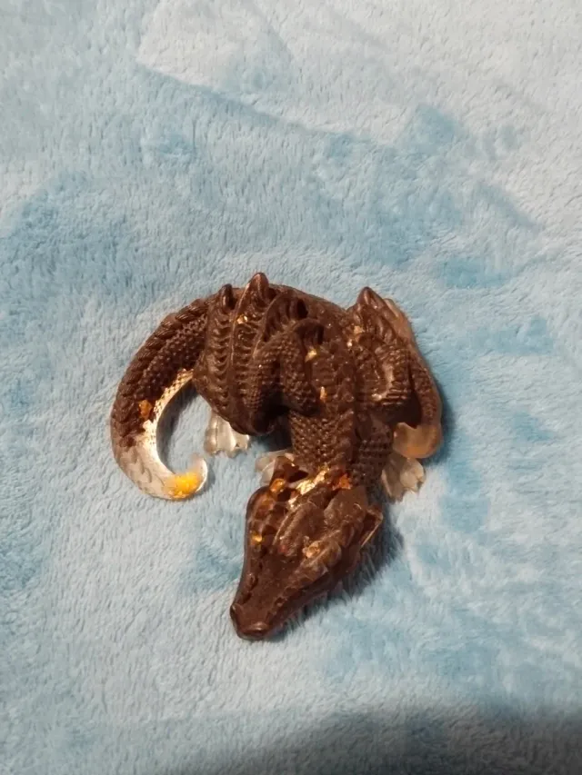 Dragón acurrucado acrílico dorado y morado