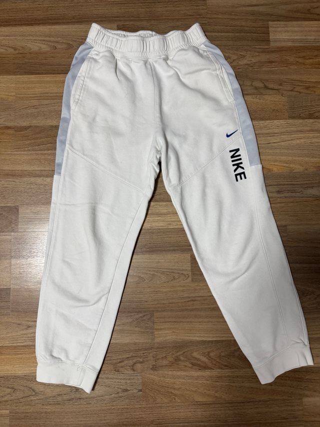 Pantalón deportivo Nike gris y blanco