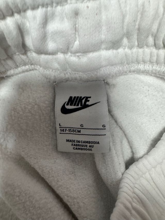 Pantalón deportivo Nike gris y blanco