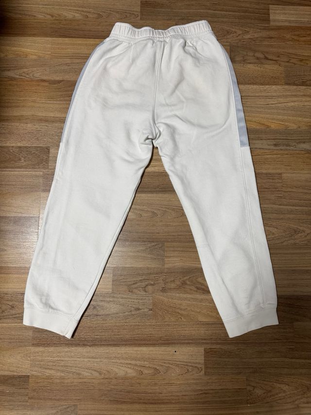 Pantalón deportivo Nike gris y blanco