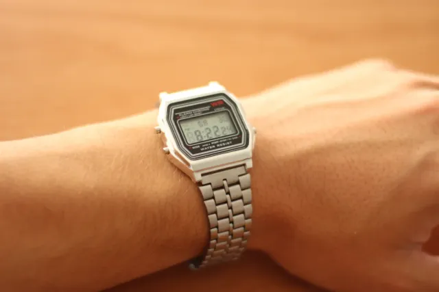 Reloj de pulsera Plateado.