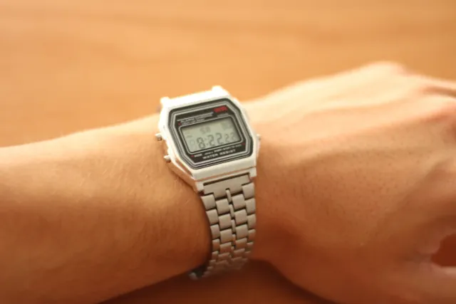 Reloj de pulsera Plateado.