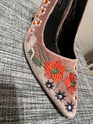 Zapatos de tacón rosa empolvado bordados T.37