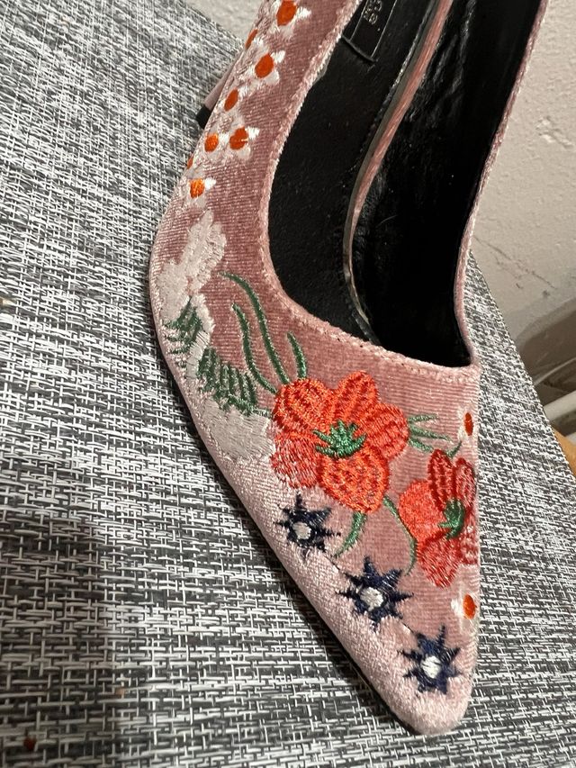 Zapatos de tacón rosa empolvado bordados T.37