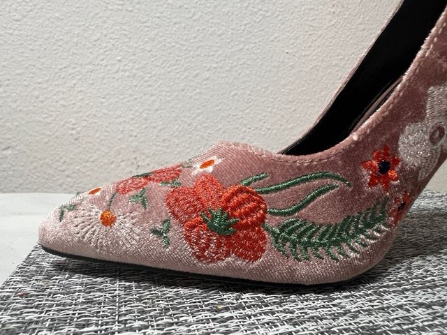 Zapatos de tacón rosa empolvado bordados T.37