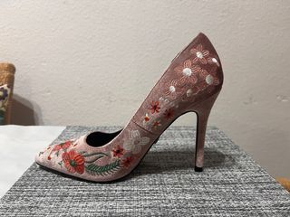 Zapatos de tacón rosa empolvado bordados T.37
