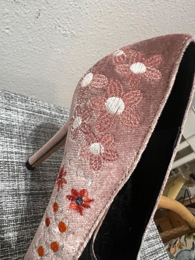 Zapatos de tacón rosa empolvado bordados T.37