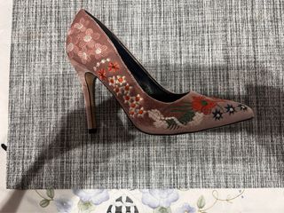 Zapatos de tacón rosa empolvado bordados T.37