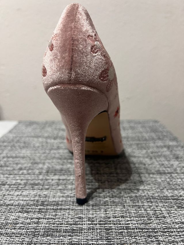Zapatos de tacón rosa empolvado bordados T.37