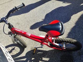 Bicicleta infantil roja