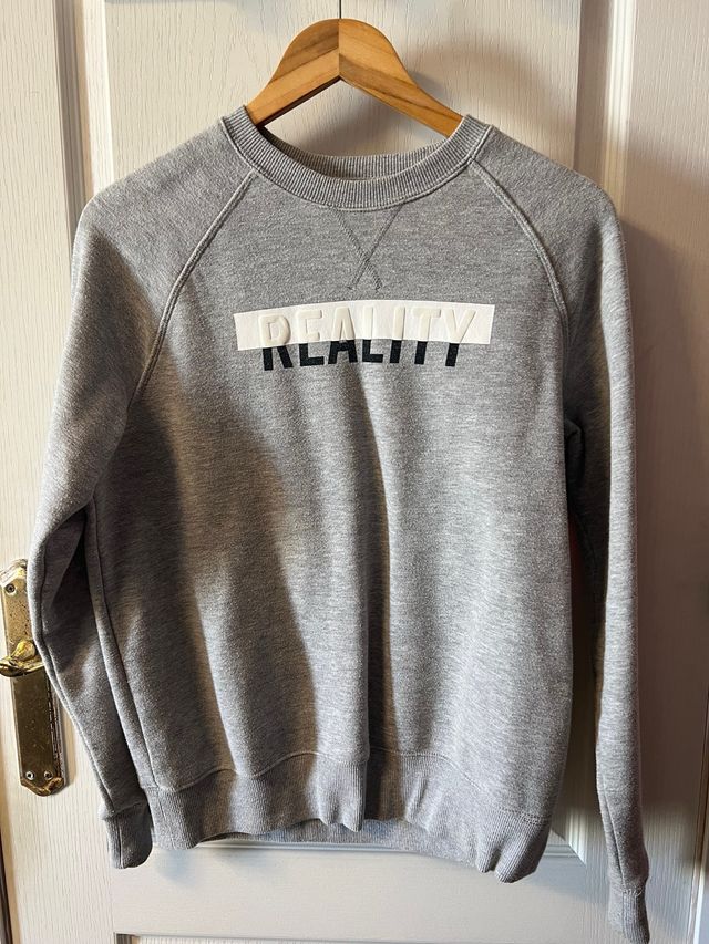 Sudadera gris con estampado REALITY