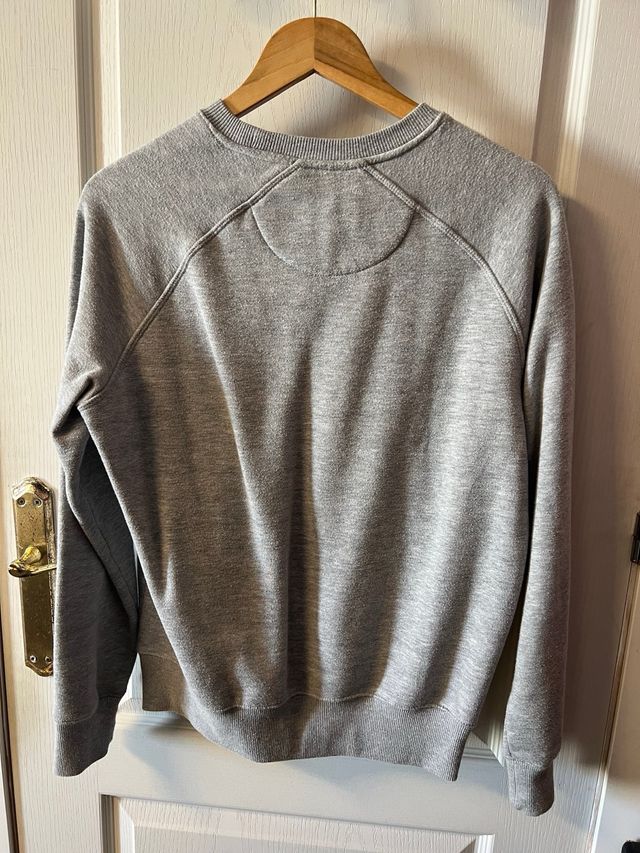 Sudadera gris con estampado REALITY