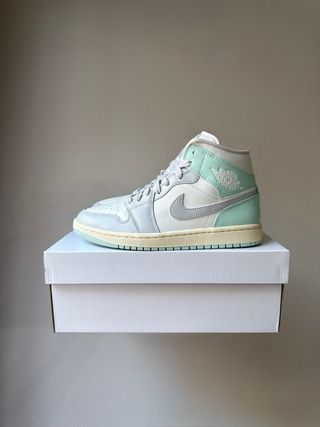Nike Air Jordan 1 Mid Grey Icy Igloo [39]