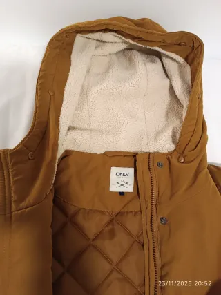 Abrigo marrón mostaza con capucha