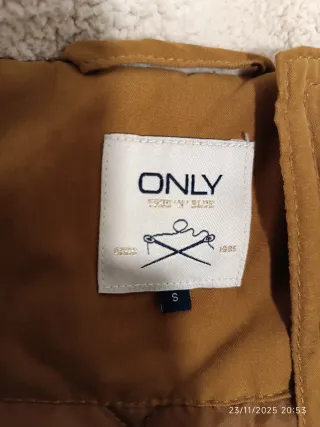 Abrigo marrón mostaza con capucha