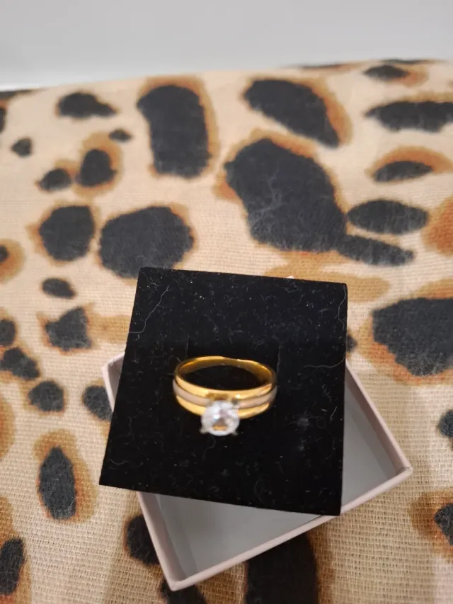 Anel solitário dourado com pedra