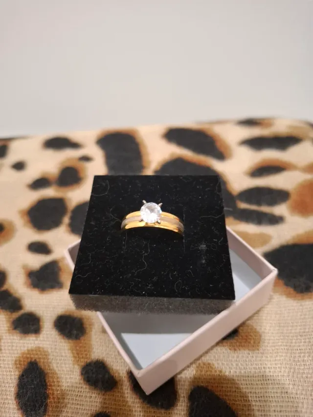 Anel solitário dourado com pedra