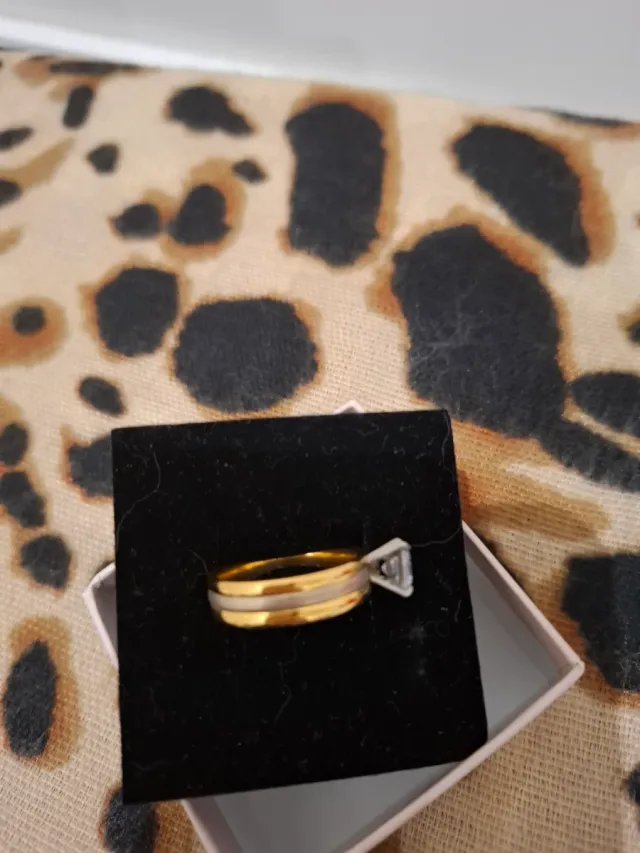 Anel solitário dourado com pedra