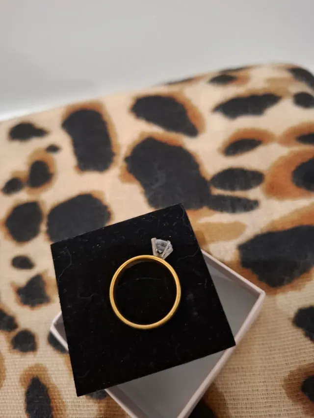 Anel solitário dourado com pedra